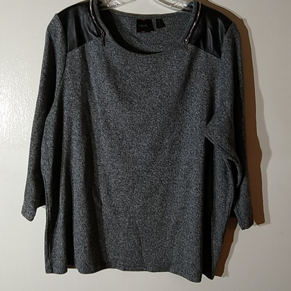 Rafaella Women's Size 1X gray sweater with black patches. Y2K